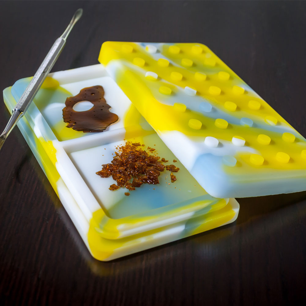 A yellow and blue dab container
