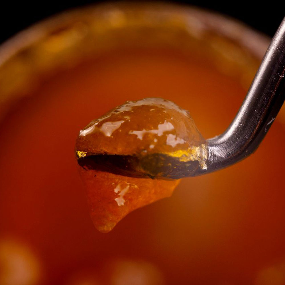 A dab of wax on a dabbing tool